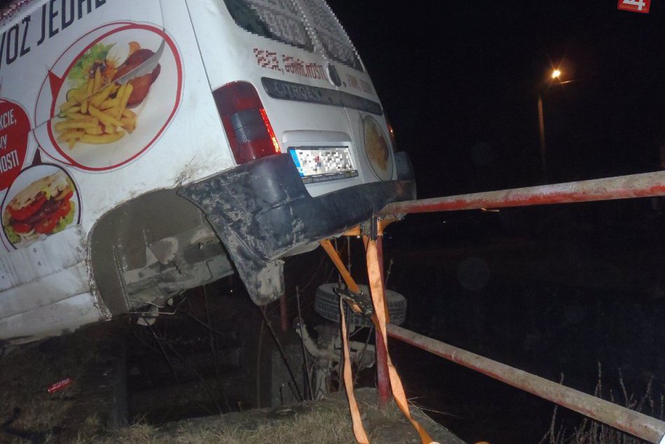 Ilustračný obrázok k článku FOTO z miesta nehody neďaleko Považskej: Rozvozák skončil nad potokom!