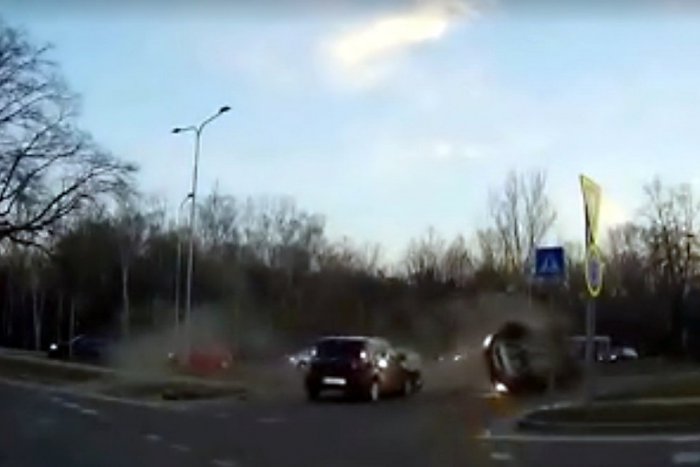 Ilustračný obrázok k článku VIDEO: Nehoda na kruhovom objazde  v Nitre, auto sa prevrátilo na strechu