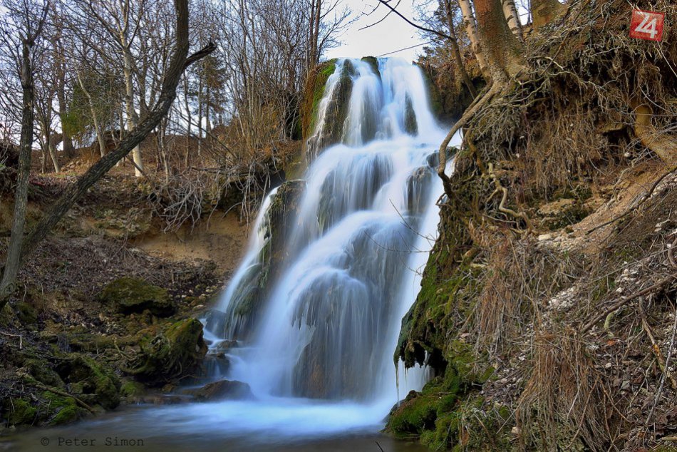 Ilustračný obrázok k článku Pozrite si zábery jedinečného Hrhovského vodopádu. Nachádza sa priamo medzi domami