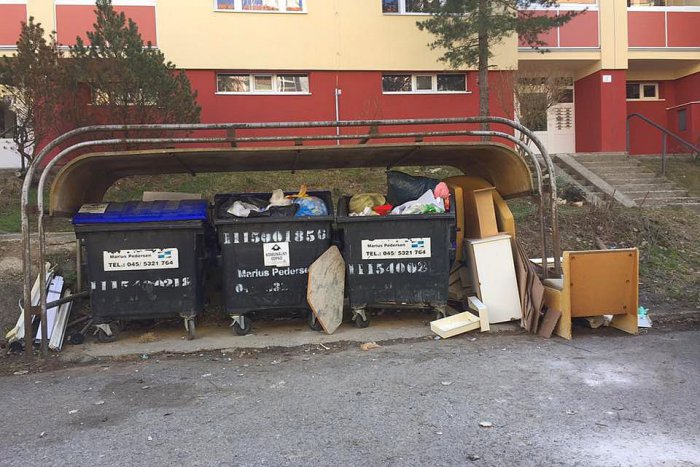Ilustračný obrázok k článku Hromadenie rôzneho odpadu, či nábytku ku košom je zakázané. Ľahko za to, dostanete pokutu!