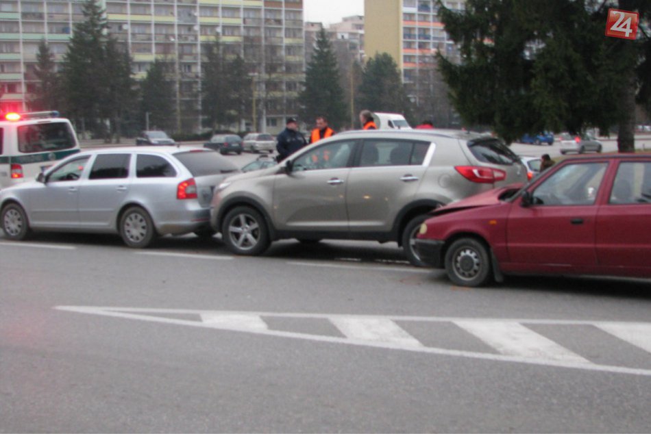 Ilustračný obrázok k článku Nové informácie o hromadnej nehode v centre Považskej: FOTO priamo z miesta!