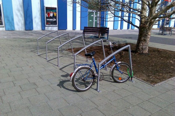 Ilustračný obrázok k článku FOTO: Kam zaparkovať bicykel v Lučenci? Pribudol nový stojan a nemá byť jediný