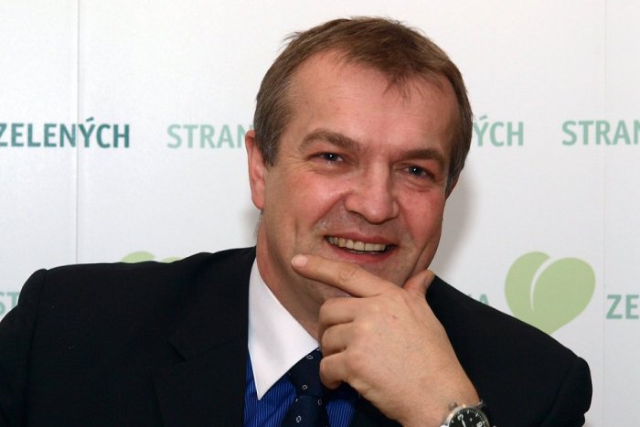 Ilustračný obrázok k článku Smutná správa: Zomrel bývalý televízny moderátor a politik Robo Beňo