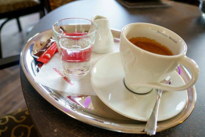 Ilustračný obrázok k článku Krásna akcia v humenskej kaviarni. Za kávu či čaj budete môcť zaplatiť básňou!