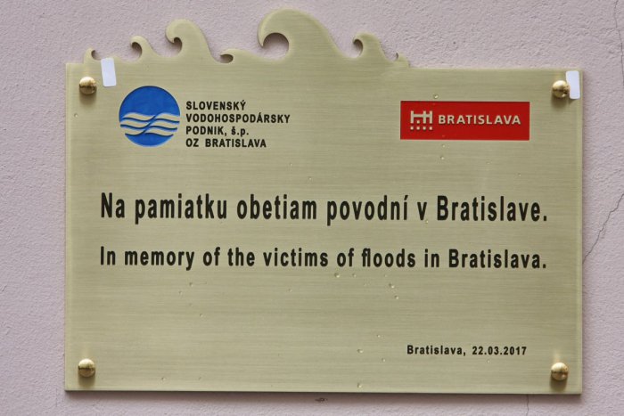 Ilustračný obrázok k článku Na Primaciálnom paláci odhalili pamätnú tabuľu obetiam povodní