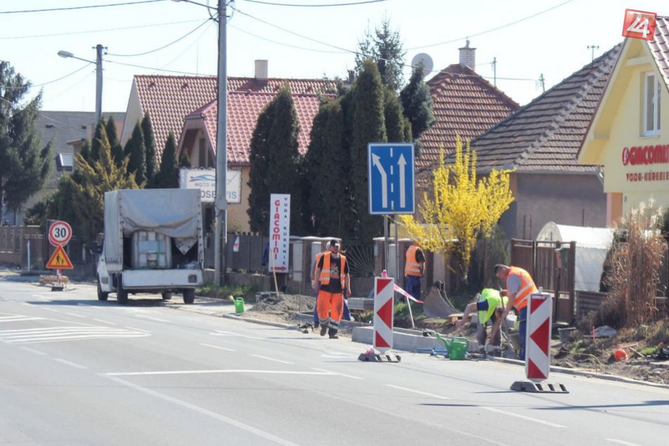 Ilustračný obrázok k článku Novozámocká ulica bude mať chodníky za takmer 100-tisíc eur: Dokončia ich v apríli