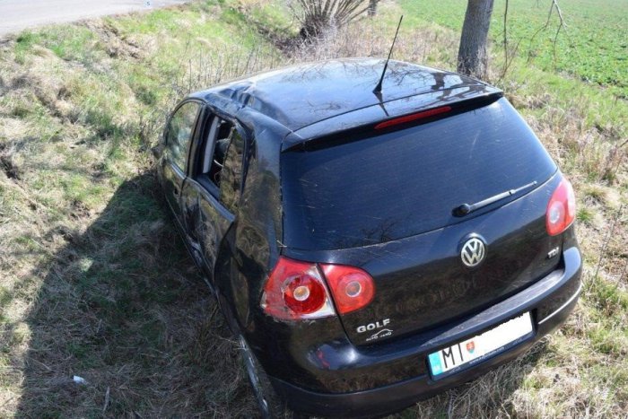 Ilustračný obrázok k článku V okrese Michalovce sa stala nehoda: VW Golf skončil v priekope! FOTO