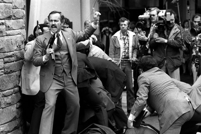 Ilustračný obrázok k článku RANNÁ ŠTVORKA: V roku 1981 sa John Hinckley pokúsil o atentát na Ronalda Reagana