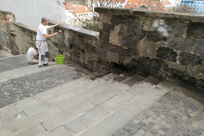 Ilustračný obrázok k článku Oprava historického múru aj diery na chodníku. Tam, kde mesto zlyháva, nastupujú dobrovoľníci