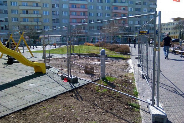 Ilustračný obrázok k článku FOTO: V centre Lučenca šantia deti na nedokončenom ihrisku. Kedy bude hotové?