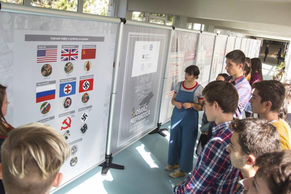 Ilustračný obrázok k článku FOTO: Propaganda z čias 2. svetovej vojny na chodbách bystrického gymnázia