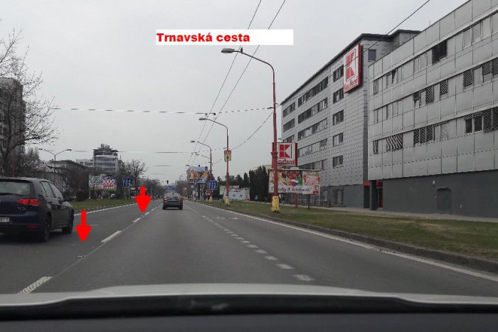Ilustračný obrázok k článku Bezpečnejšie v uliciach Bratislavy. Mesto osádza reflexné odrazky na cesty