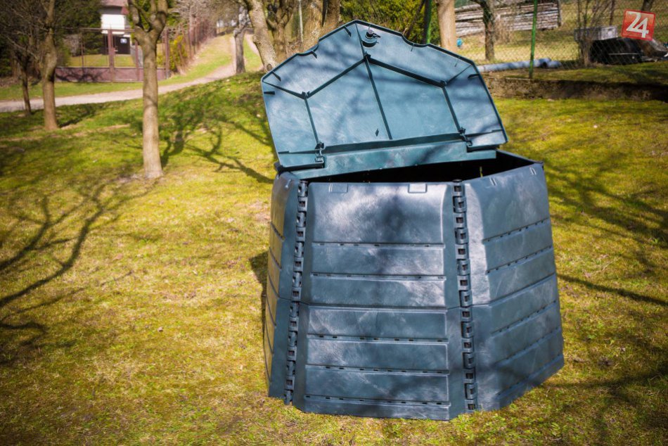 Ilustračný obrázok k článku Bánovčania môžu spracovávať odpad na záhrade: Obec im rozdá kompostéry
