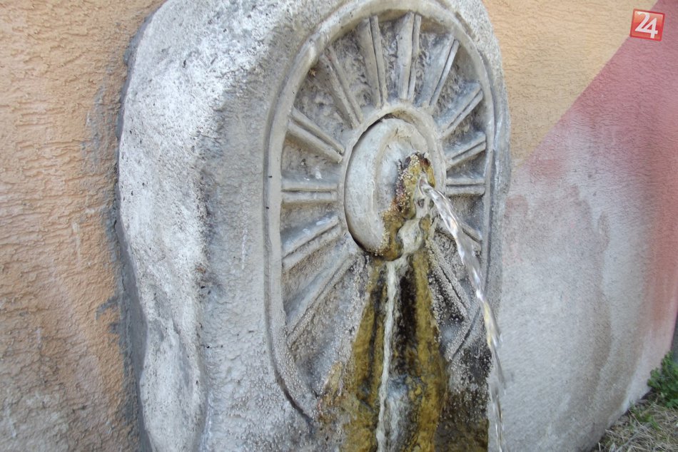 Ilustračný obrázok k článku Lákadlo v dedinke: Spod zeme vyviera tekuté bohatstvo, FOTO