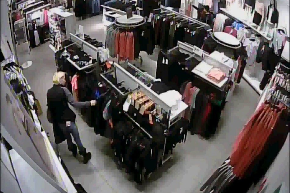 Ilustračný obrázok k článku FOTO: Krádež v bystrickej predajni s oblečením. Podozrivú ženu zachytili kamery