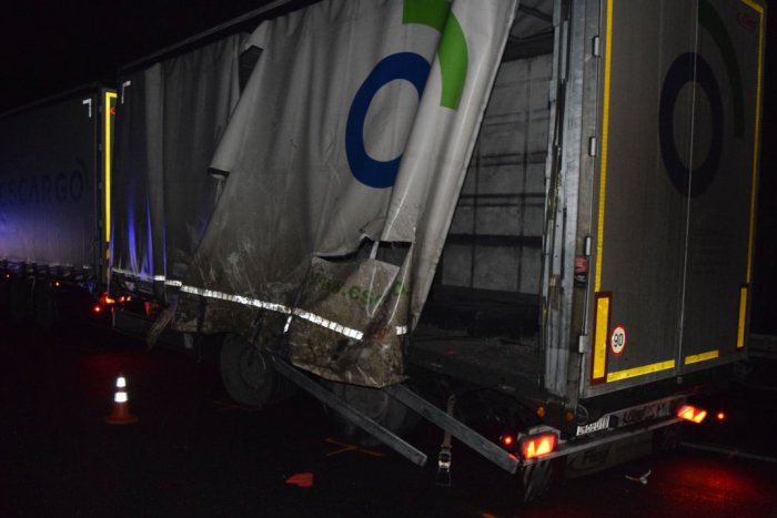 Ilustračný obrázok k článku FOTO: Zrážka kamióna s dodávkou pri Lučenci. Polícia hľadá svedkov vážnej nehody