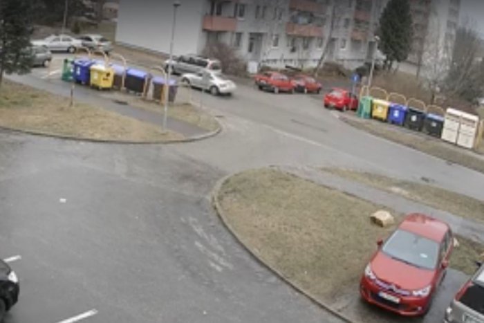 Ilustračný obrázok k článku Vodič narazil do stojaceho auta v Nitre a odišiel: Polícia hľadá svedkov, VIDEO