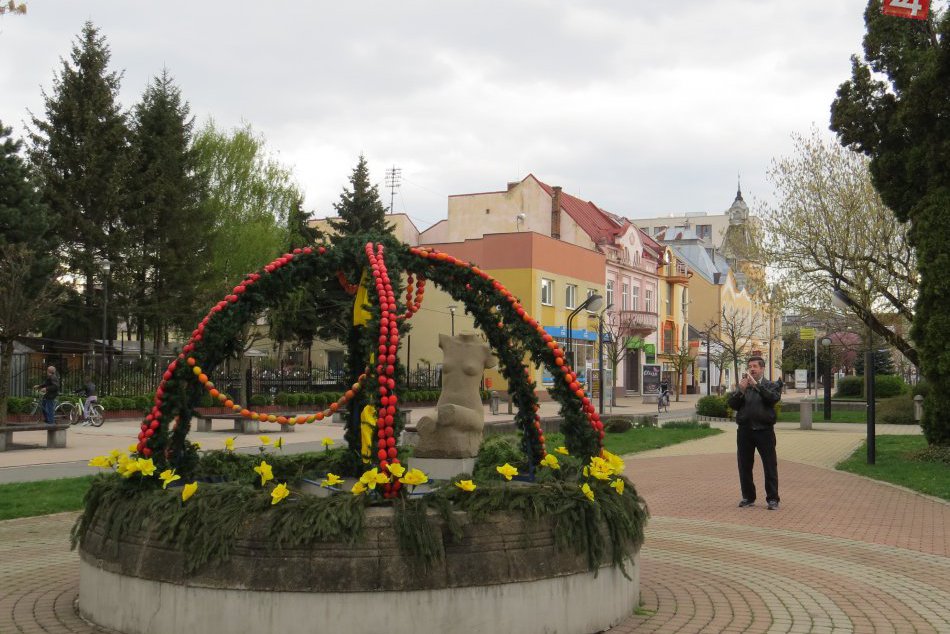 Ilustračný obrázok k článku Nesie sa v sviatočnom duchu: Michalovské námestie dostalo veľkonočný šat, FOTO