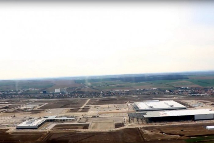 Ilustračný obrázok k článku VIDEO: Letecké zábery výstavby automobilky Jaguar Land Rover v Nitre