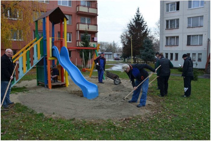 Ilustračný obrázok k článku Prvá stavebná sporiteľňa prispela na obnovu priestranstva jedného z najväčších sídlisk v Lučenci