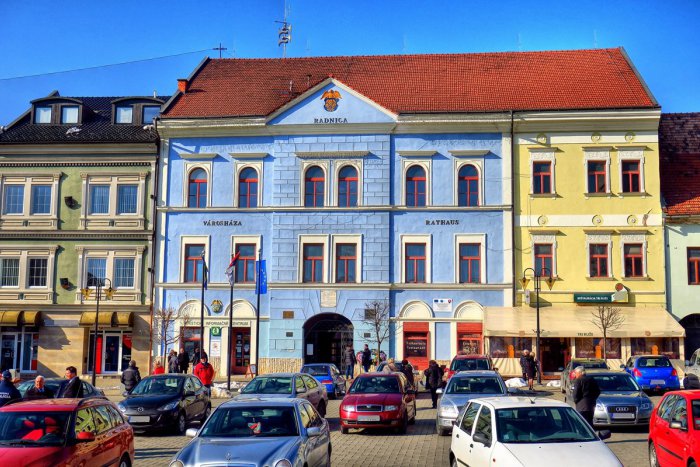 Ilustračný obrázok k článku Súčasť histórie Rožňavy: Keramické emblémy sa nachádzajú aj v sále historickej radnice, FOTO