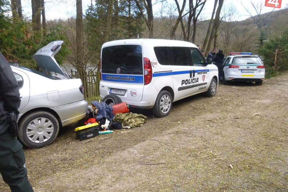 Ilustračný obrázok k článku FOTO: Pokus o vlámanie do chát. Zvolenská polícia zadržala dvojicu podozrivých