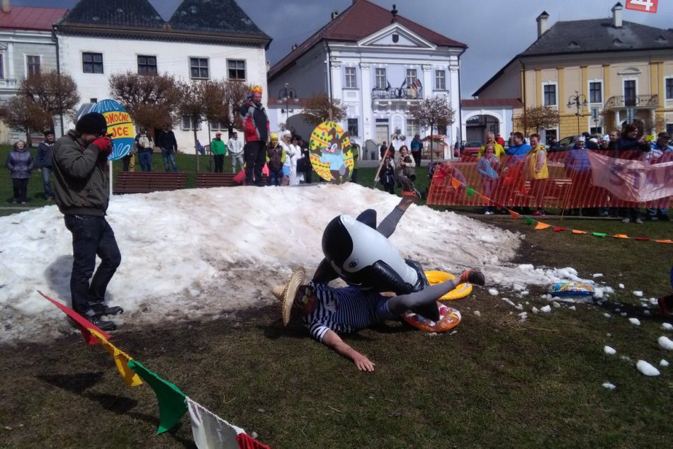 Ilustračný obrázok k článku KURIOZITA DŇA: V Kremnici sa rozlúčili so snehom karnevalovou zábavou