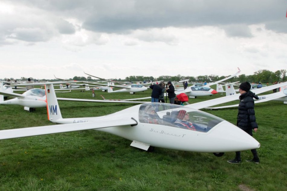 Ilustračný obrázok k článku FOTO: Nad Nitrou sa vznášajú vetrone, pod Zobor pricestovalo 135 pilotov