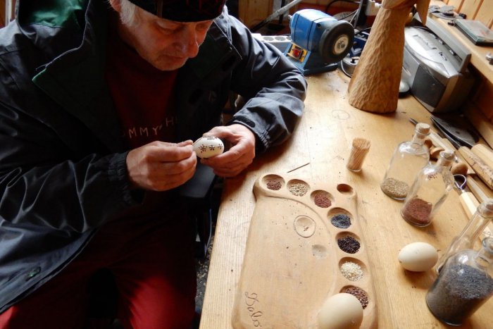 Ilustračný obrázok k článku Šikovné ruky hendikepovaného rezbára z Liptova: Zo semienok vyrába kraslice