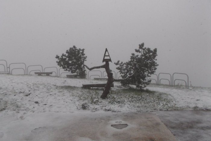 Ilustračný obrázok k článku FOTO: Zima sa pripomenula aj Nitre, Zobor pokryla biela vrstva snehu