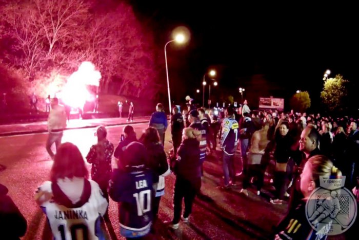 Ilustračný obrázok k článku VIDEO: Nitru nezrazila ani finálová prehra, stovky fanúšikov privítali hráčov HK Nitra