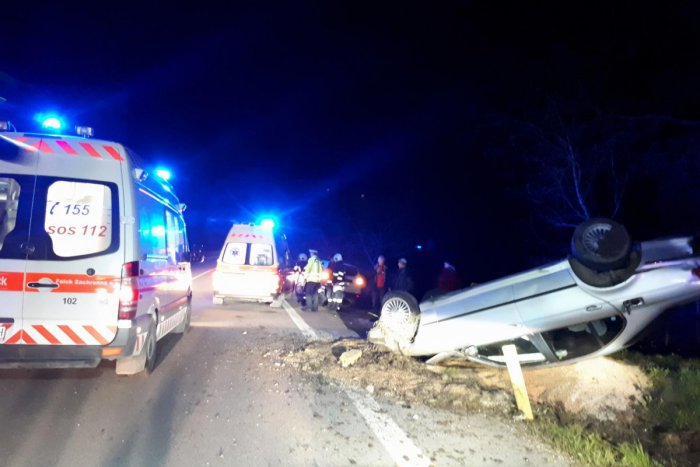 Ilustračný obrázok k článku Auto na streche, vodiča niet: Polícia prezradila informácie o dopravnej nehode zo Sorošky