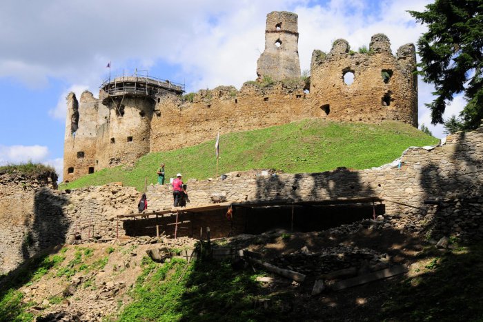 Ilustračný obrázok k článku Láka na turistiku už na prvý pohľad: Na jar sa môžete vybrať aj na Zborovský hrad
