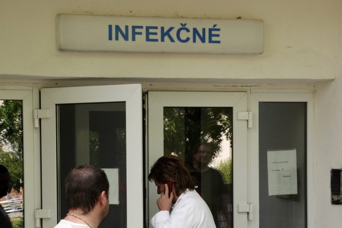 Ilustračný obrázok k článku Fakultná nemocnica v Nitre oznámila zákaz návštev: Platí na infekčnej klinike