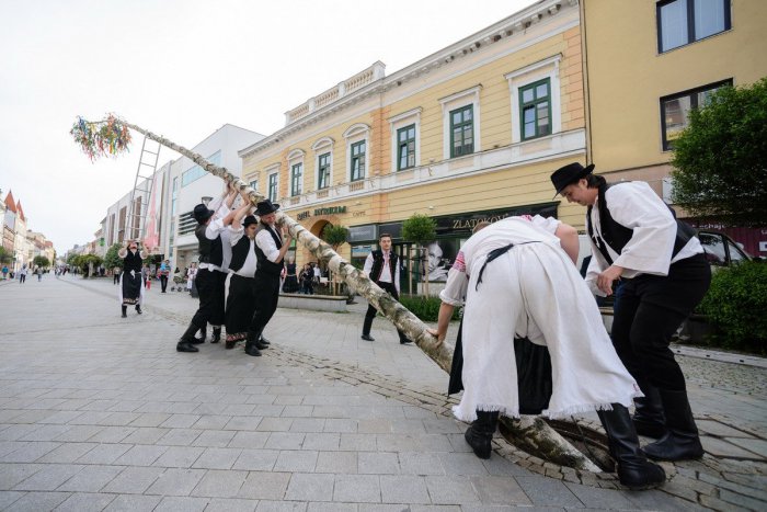 Ilustračný obrázok k článku Tradičného podujatia sa nedočkáme: Stavanie mája na pešej zóne v Nitre nebude!