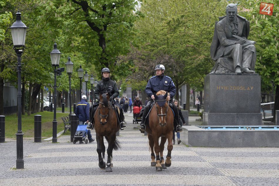 Ilustračný obrázok k článku Na poriadok v Bratislave už vyše 20 rokov dohliadajú aj policajti na koňoch