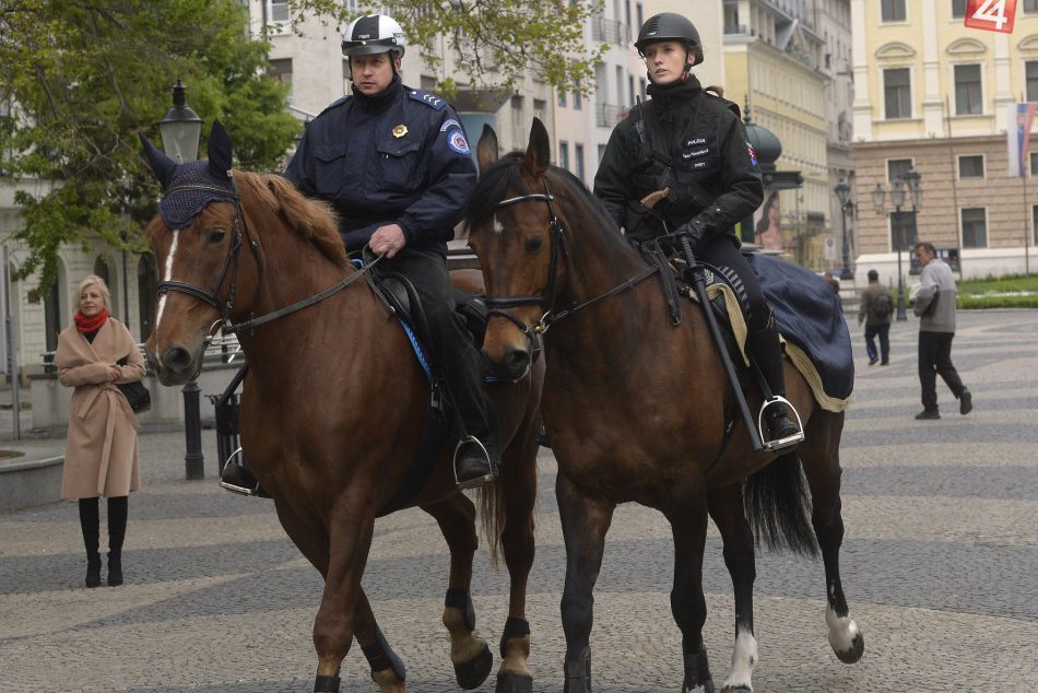 Ilustračný obrázok k článku Policajti na koňoch zachránili život 57-ročnej žene