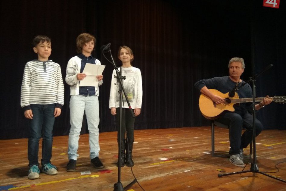 Ilustračný obrázok k článku Zámockí školáci bojujú za prírodu aj piesňou: Zložil ju jeden z poslancov, VIDEO