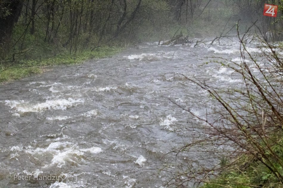 Ilustračný obrázok k článku Dážď nám dáva zabrať: Okres Trenčín s výstrahou pred povodňami