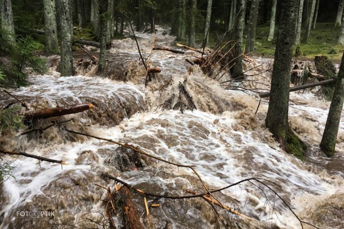 Ilustračný obrázok k článku Povodne v Mikuláši: Vodári ešte stále odstraňujú škody