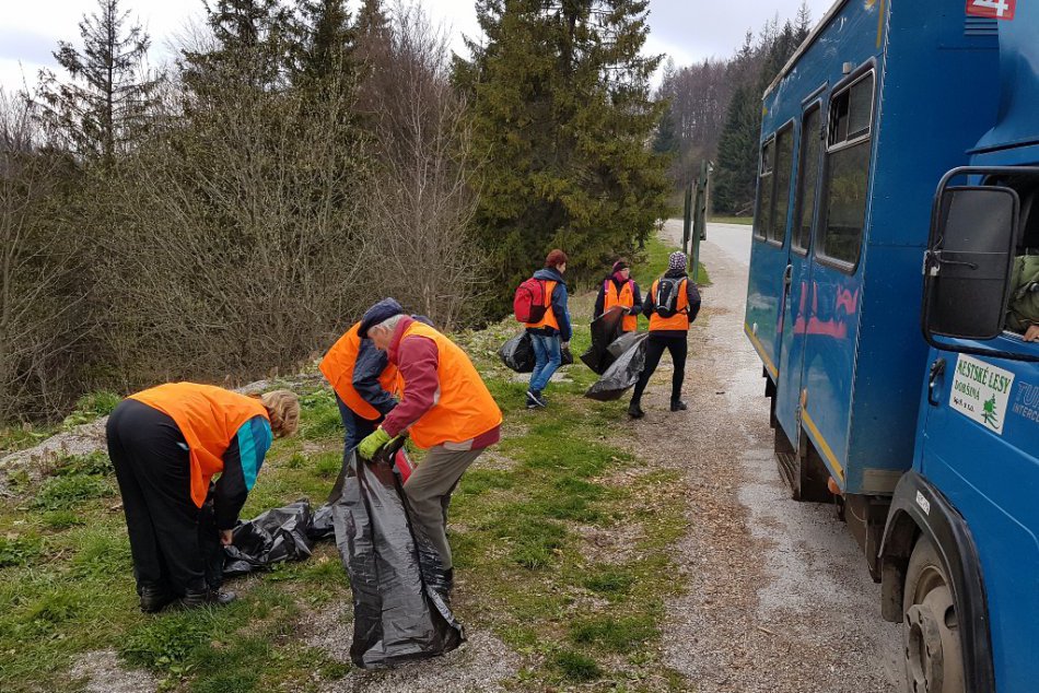 Ilustračný obrázok k článku Klobúk dole: Ľudia vyčistili Dobšinský kopec za jediný deň, FOTO