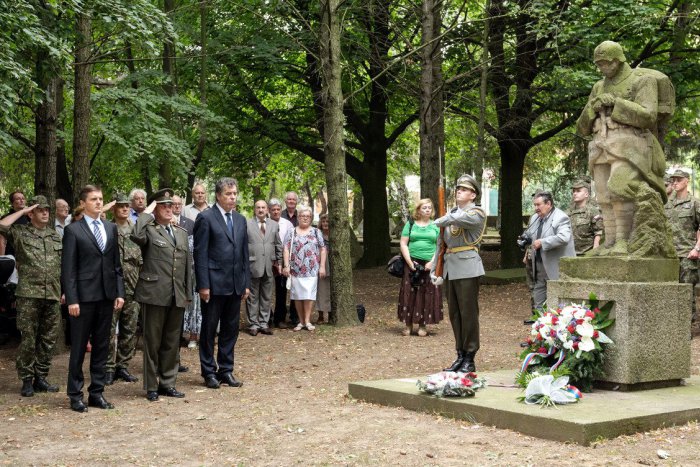 Ilustračný obrázok k článku Sochu vojaka na cintoríne v Mlynárciach nahradia kópiou: Originál opravia