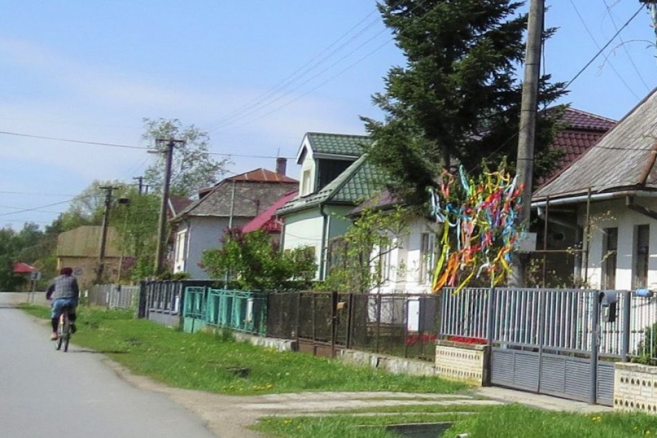 Ilustračný obrázok k článku Michalovce a okolie zafarbili stuhy: Ozdobené brány stoja za to, FOTO