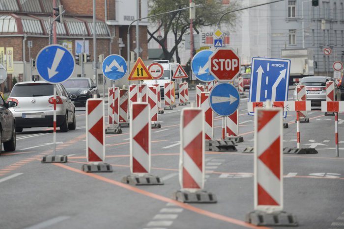 Ilustračný obrázok k článku Vodiči, pozor! V Bratislave a okolí vás počas víkendu čakajú viaceré dopravné obmedzenia