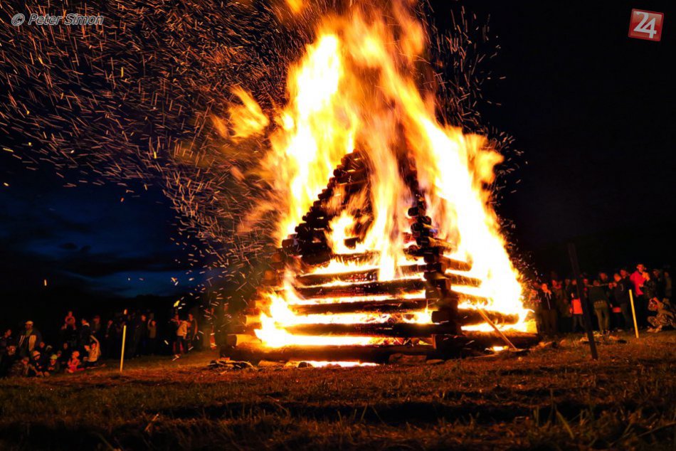Ilustračný obrázok k článku Nad Rožňavou aj tento rok horela vatra: Pozrite si priebeh akcie na ZÁBEROCH