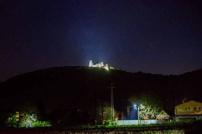 Ilustračný obrázok k článku Úchvatné fotografie: V hlavnej úlohe Brekovský hrad, ktorý vystúpil z tmy