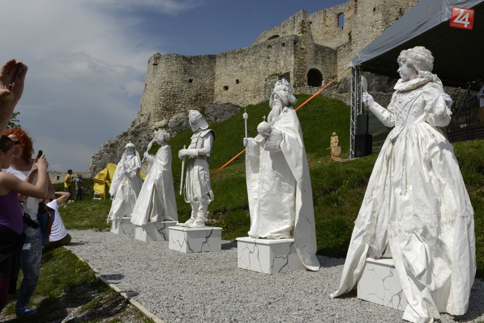 Ilustračný obrázok k článku OBRAZOM: Turistov na Spišskom hrade vítali živé sochy a to nebolo zďaleka všetko