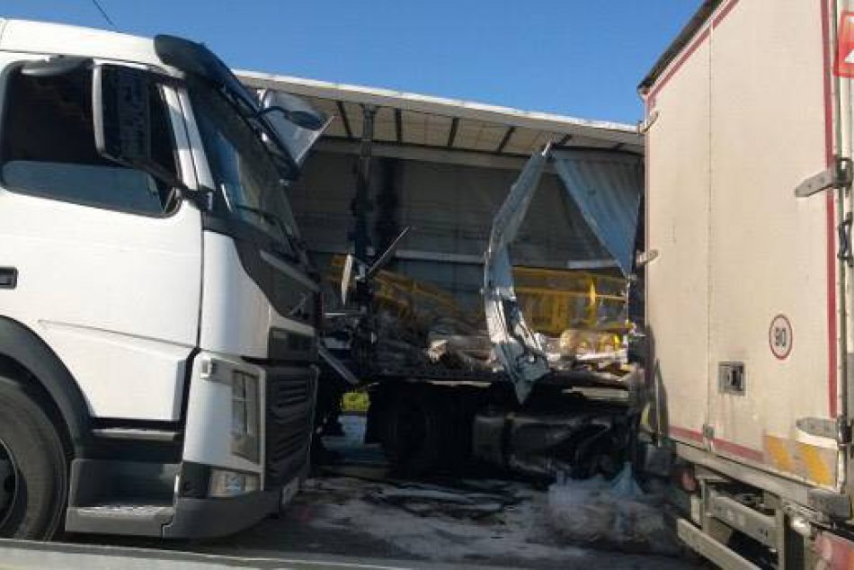 Ilustračný obrázok k článku Nehoda vo Zvolene. Z miesta zrážky kamióna s autom hlásia zranenie