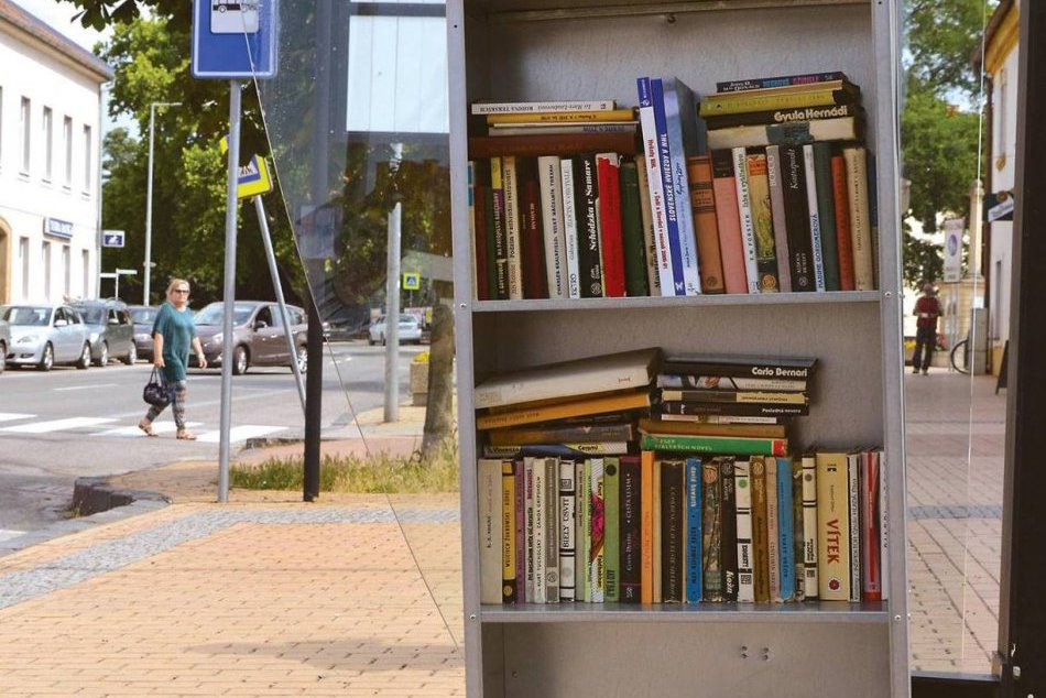 Ilustračný obrázok k článku Stupavčanom spríjemňujú čakanie na autobus knižničky priamo na zastávkach