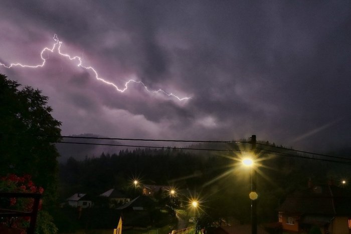 Ilustračný obrázok k článku Výstraha pre okres Topoľčany: Udrieť môžu silné búrky s krúpami